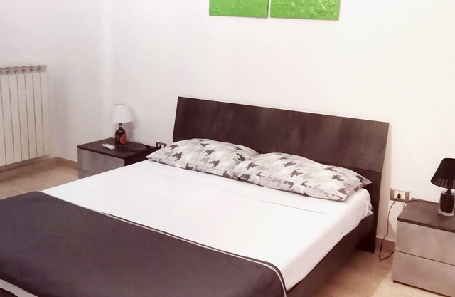 House of Aisha B&B, exclusive use apartment with free parking and wifi