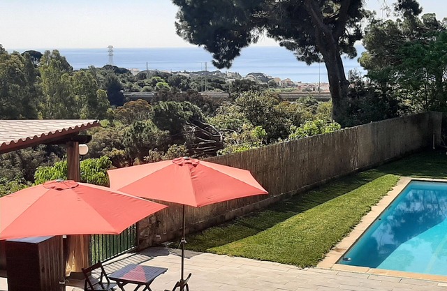 HOUSE/LOFT WITH SEA VIEWS, LARGE SWIMMING POOL, VERY QUIET. 2.5 KM FROM THE BEACH