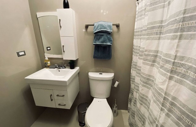 House of Galaxy with hot tub and super close to the airport