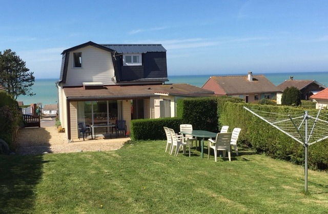 House on fenced plot, sea view, pets allowed