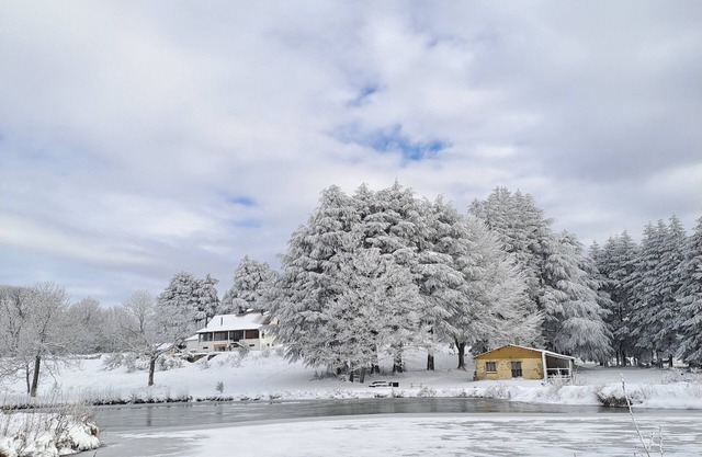 House overlooking private lake in mid-mountain setting. Peace and quiet in the heart of nature!