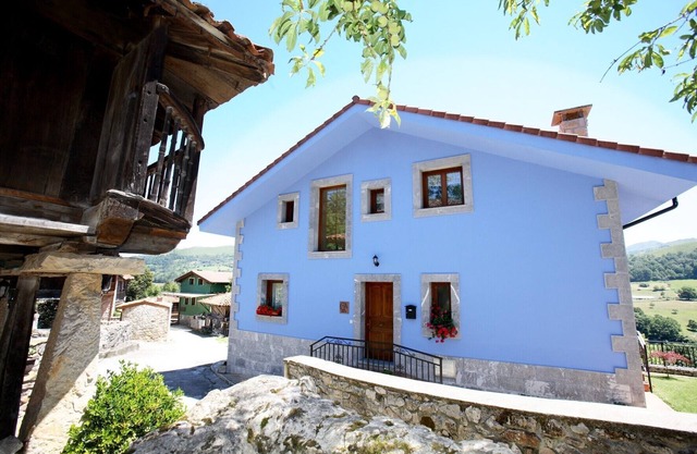 House RENTAL rural ENTIRETY, 5 bedrooms, 6 bathrooms, sleeps 10-12