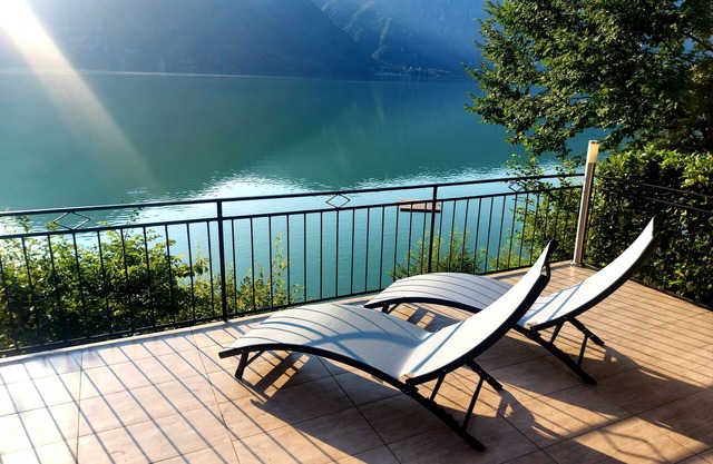 House right on Lake Idro with direct access to the lake