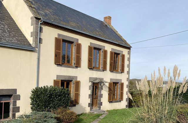 House sleeps 8/10 with enclosed grounds. Pets welcome!