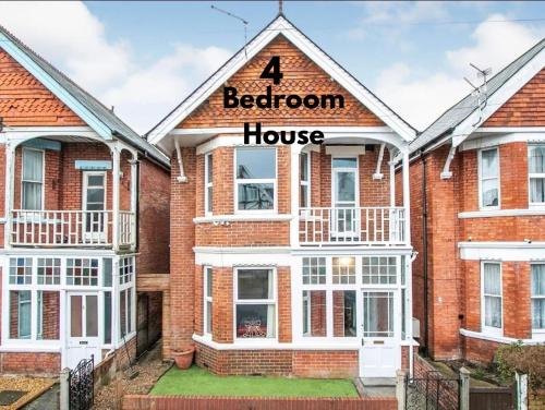 House Sleeps 8-12 people, 4 double beds extra 1 foam floor mattress,2airbed,double recliner chair