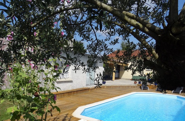 House + swimming pool on pretty ground without opposite with saintes