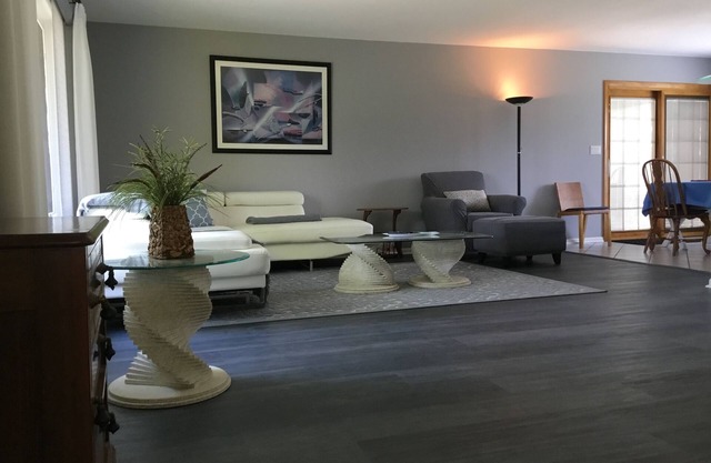 House-tel in Chicago-burb: 3 bedrooms and 2 full baths