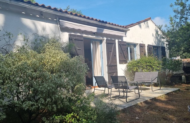House with large garden in an oyster farming site close to the beach and the golf course.