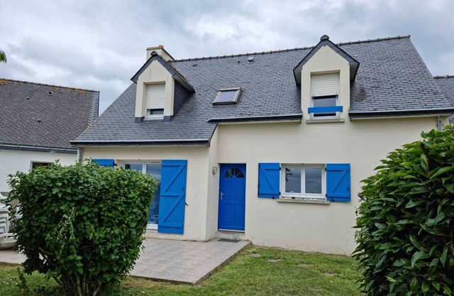 - House with enclosed garden, sea view, 4 bedrooms, sleeps 8.