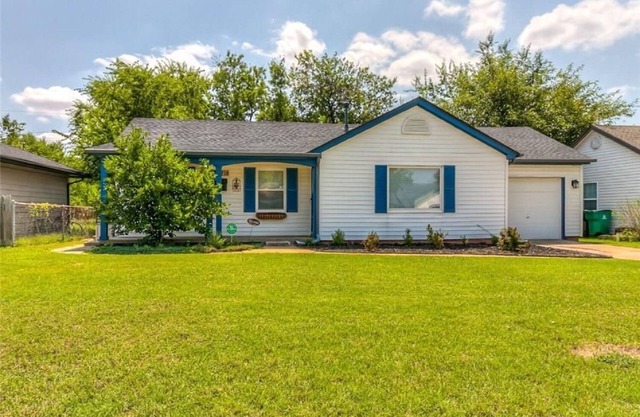 House with garage and Big Fenced Yard,