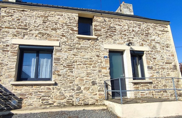 HOUSE WITH GARDEN, 3 BEDROOMS, 7 MNS FROM LA ROCHE BERNARD AND 20 MNS FROM THE BEACHES
