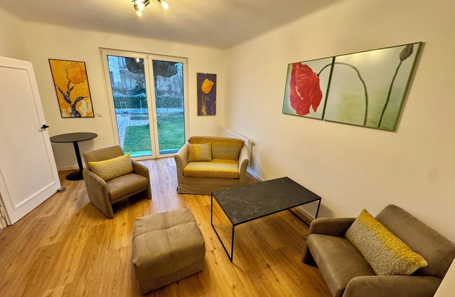 House with garden and pool near the Danube in Vienna. Quiet location. In the middle of the leisure area