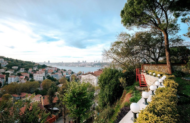House with Garden and Bosphorus View in Kuzguncuk