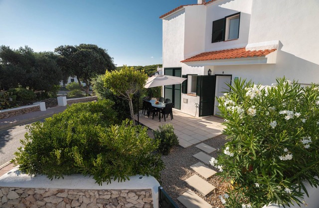 House with garden next to the beach with wifi