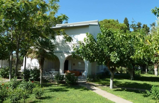 House with gardenHouse with garden