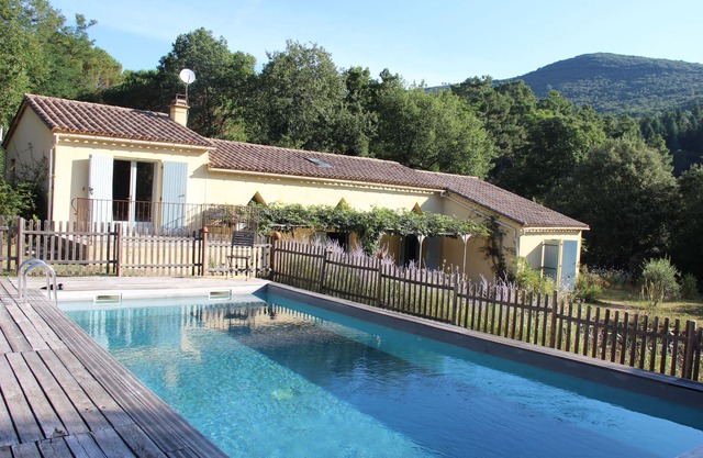 House with heated pool in the Val d´Emeraude