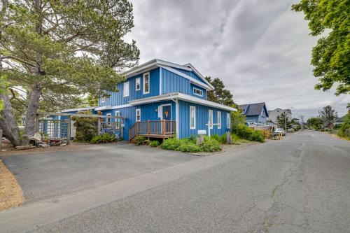 House with Hot Tub and Deck - Walk to Seaside Beach!