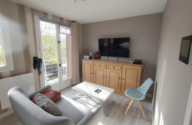 House with independent basement and parking 2km from Versailles