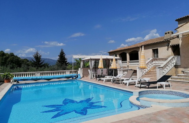 House with pool back country Nice