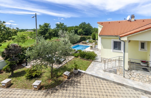 House with pool for 5 people 15 km from Pula, quiet at the end of the village