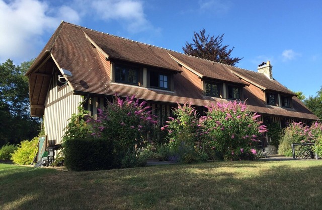House with swimming pool and tennis court set in 5 hectares, 20 minutes from Deauville