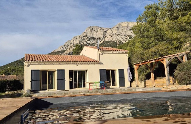 House with swimming pool at the foot of the Montagne Sainte Victoire
