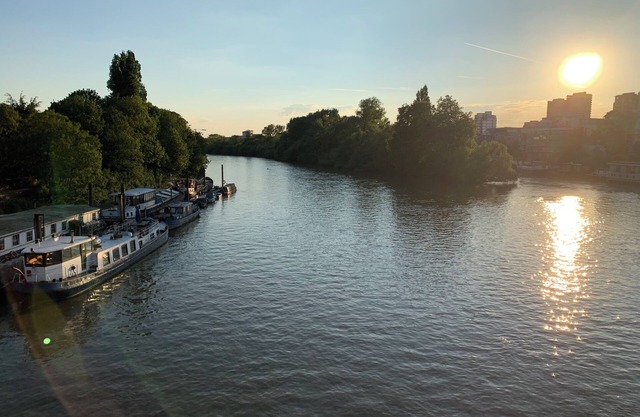 Houseboat on the Thames in London next to Kew Gardens