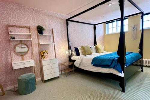 Hove Seaside Cottage Sleeps 8 2 Mins to Seafront