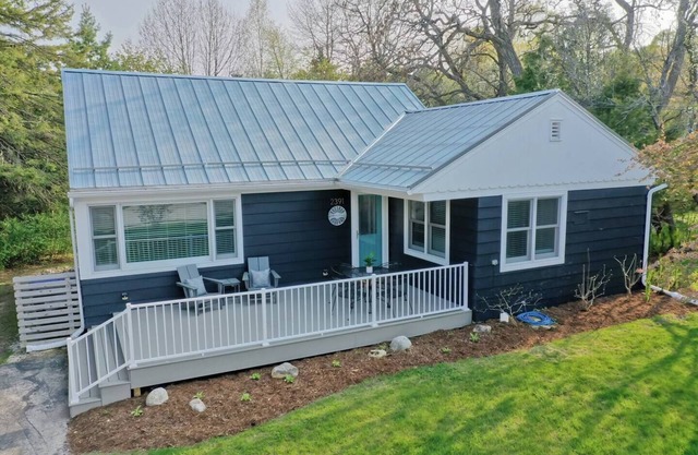Howard House - Modern Comfort in Downtown Baileys Harbor