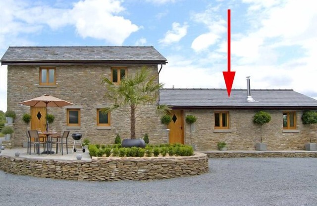 HOWLE HIDEAWAY, luxury holiday cottage, with open fire in Howle Hill