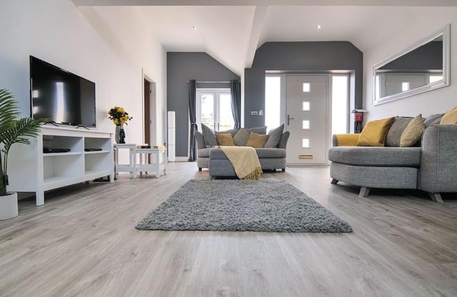 Hoxne Cottages - Rose Cottage with private hot tub