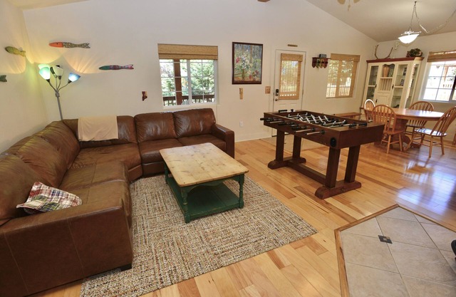 Hubbard Cabin in McCall - near Payette Lake, private hot tub, quiet