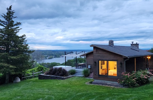 Hudson River/Catskill Mtn Views 2 Bdrm Contemporary, Hudson NY