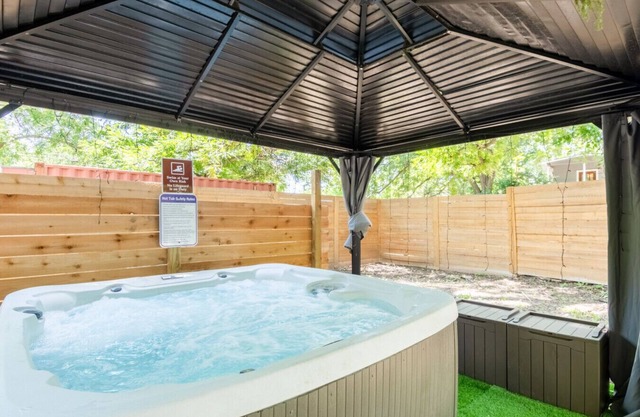 Huge 6BR Gem w/Hot Tub - Near Downtown, SXSW
