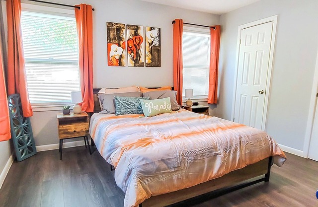 Huge backyard, king beds in 2 rooms, close to Cobb Park and hospitals