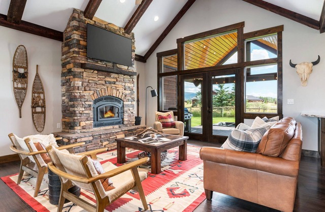 Huge Chalet - Epic Views, Theater, Hot Tub, & Gym!