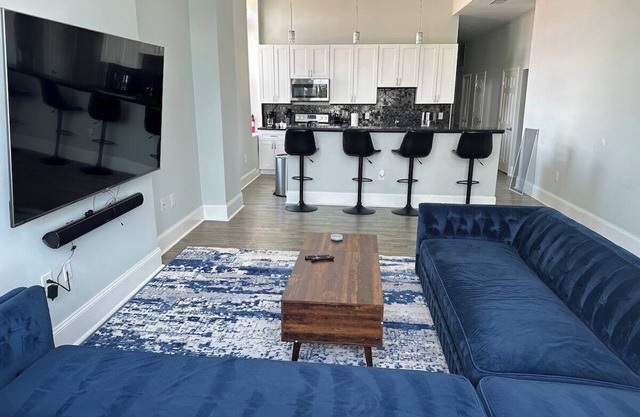 Huge Downtown home w/parking 4 bdrm Penn Station