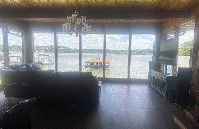 Huge Home-EVENTS WELCOME-Private Boat Ramp-Big Backyard-Perfect For Big Groups