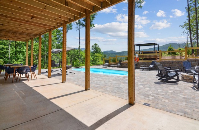 HUGE Mountain Views! PRIVATE outdoor pool, pickleball/basketball court, fire pit, hot tub