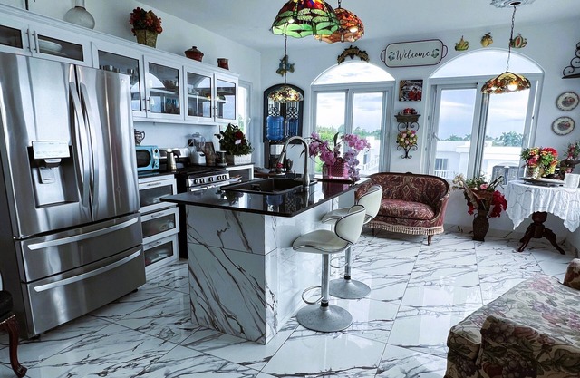 Huge penthouse suite w/kitchen, sunroom, & soaking tub on a private balcony!
