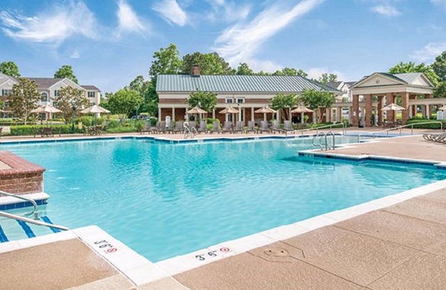 HUGE UNIT~ SLEEPS 12~ HAS 4 BDRM, 2 LIVING RMS, 2 KITCHENS, 4 BATHRMS *BOOK NOW*