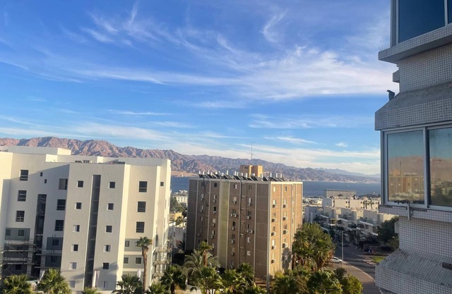Huge vue, very central, 10 min. walk from sea, food around, free parking, bus