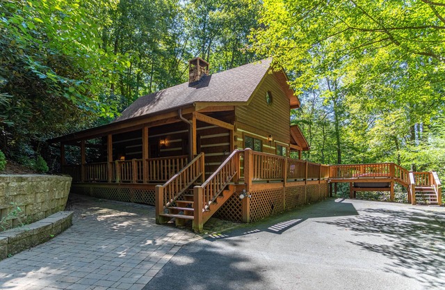 Hummingbird Hollow Cozy log cabin on 2 acres with hot tub & air hockey table!