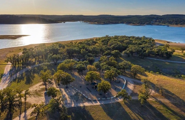 Hunt Hideaway, charming Lakehouse! Golf Course, Lake Access, Pool, Gym, & more!