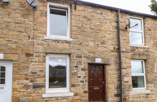 HUNTER COTTAGE, pet friendly, with a garden in Haltwhistle
