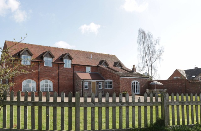 HUNTERS MOON, pet friendly, with open fire in Tenbury Wells