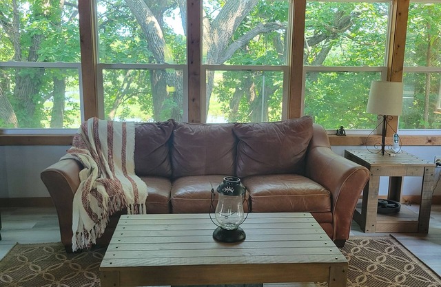 Hunters Paradise, cozy 2-bedroom cabin in quaint Crab Orchard.