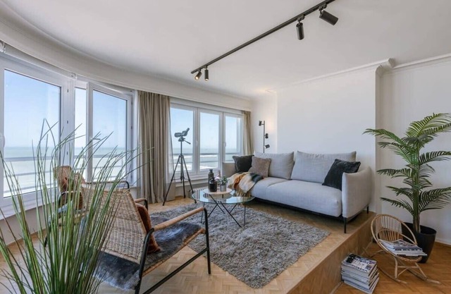 Huswell - Frontal seaview apartment in Ostend
