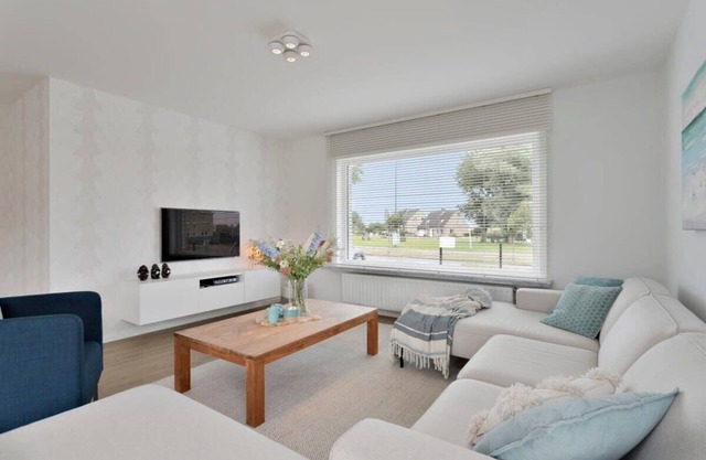 Huswell - Spacious seaside bungalow with garden