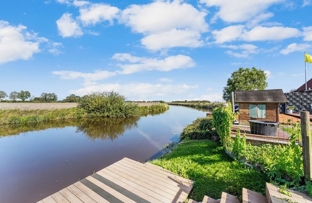 Huus Sielblick on the canal